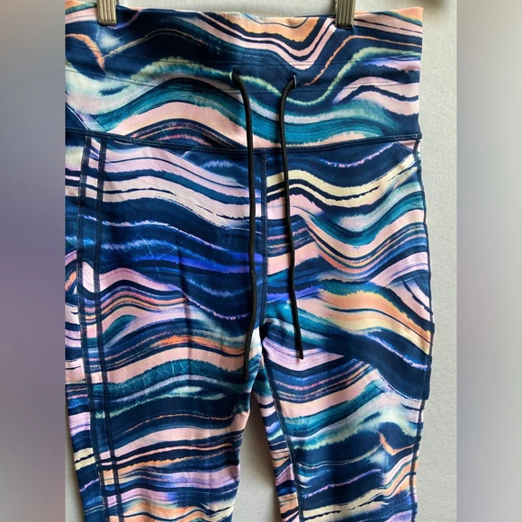 Vuori high waisted multi colour leggings  Sz 27" (M/L) - Picture 4 of 9